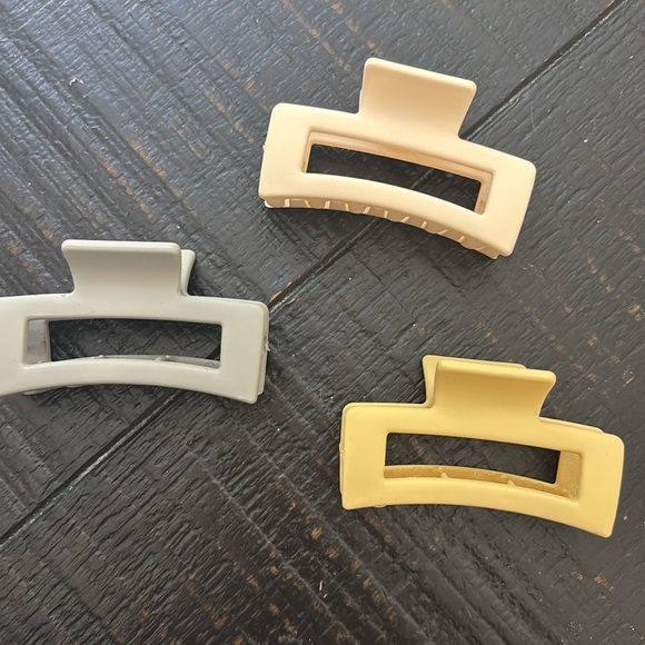 🎈4 LISTINGS FOR $20!! 3 brand new hair claw clips - Picture 5 of 5